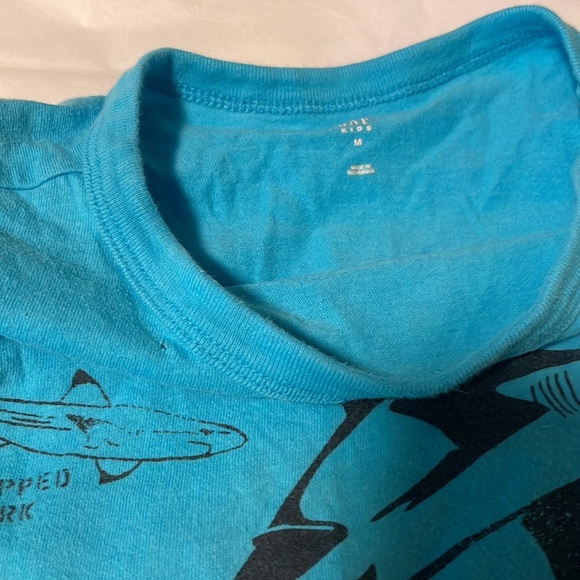 Boys size M gap ocean shark themed graphic long sleeve tee - Picture 3 of 3